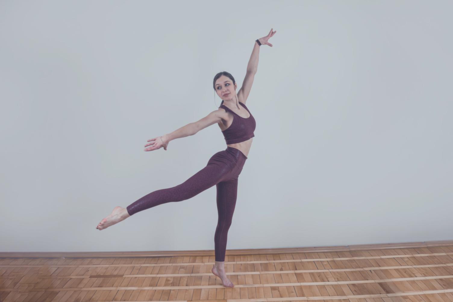 Інструктори демонструють техніку парної асани на практиці